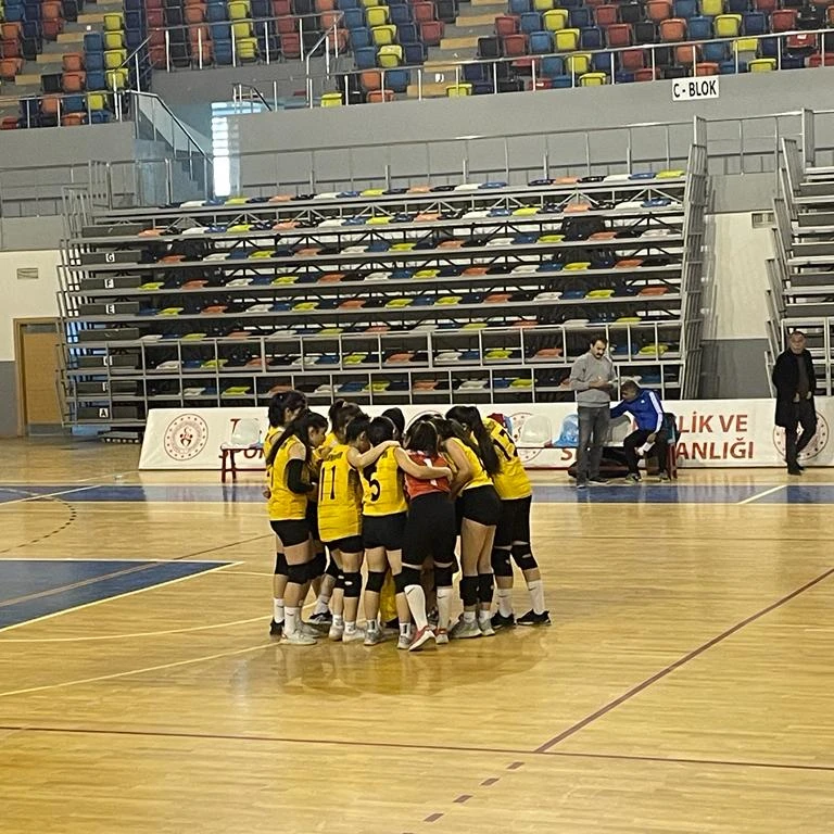 Yıldız Spor takımının salon içinde oluşturduğu takım çemberi